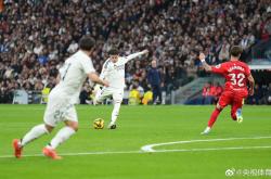 爱游戏-皇马横扫希腊，奥亚尔萨瓦尔带队取胜