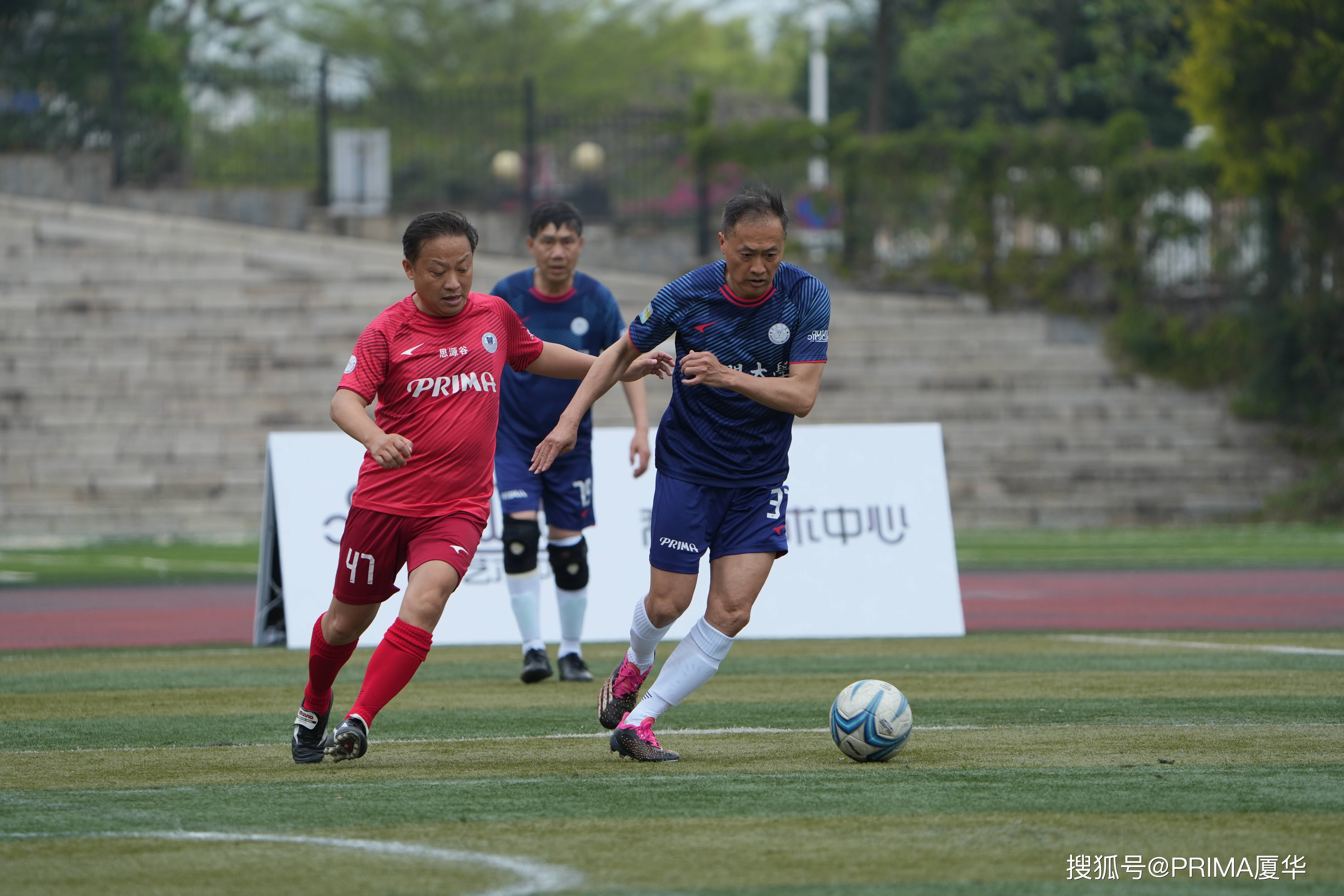 足球比赛中的紧张气氛令人紧张