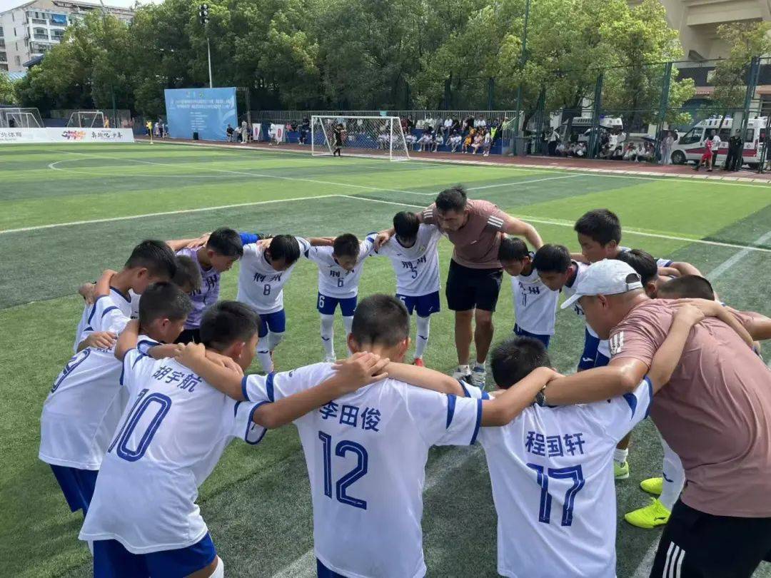 足球赛场上的绝佳表现，球员们展现实力