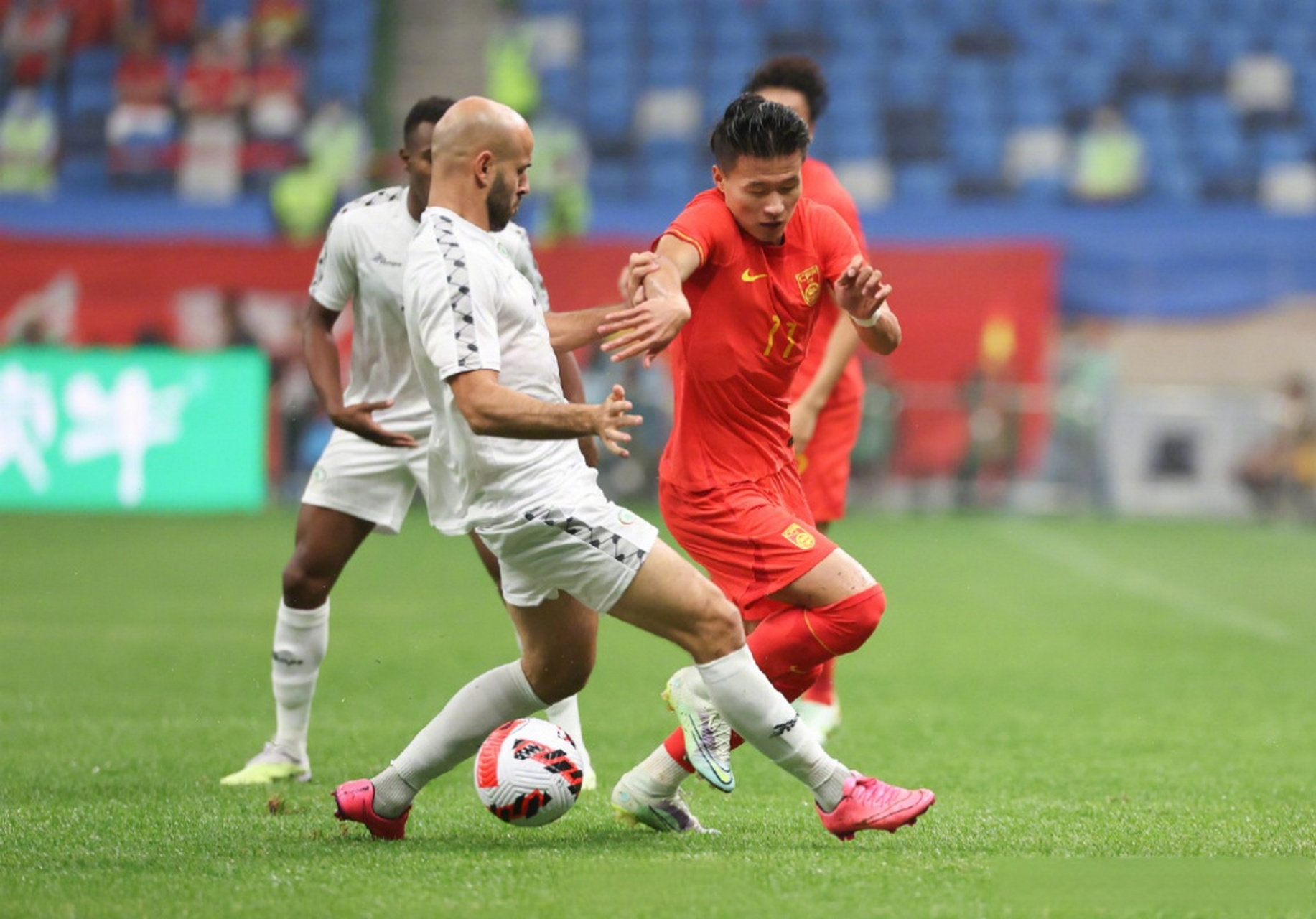 足球赛场上的绝佳表现，球员们展现实力