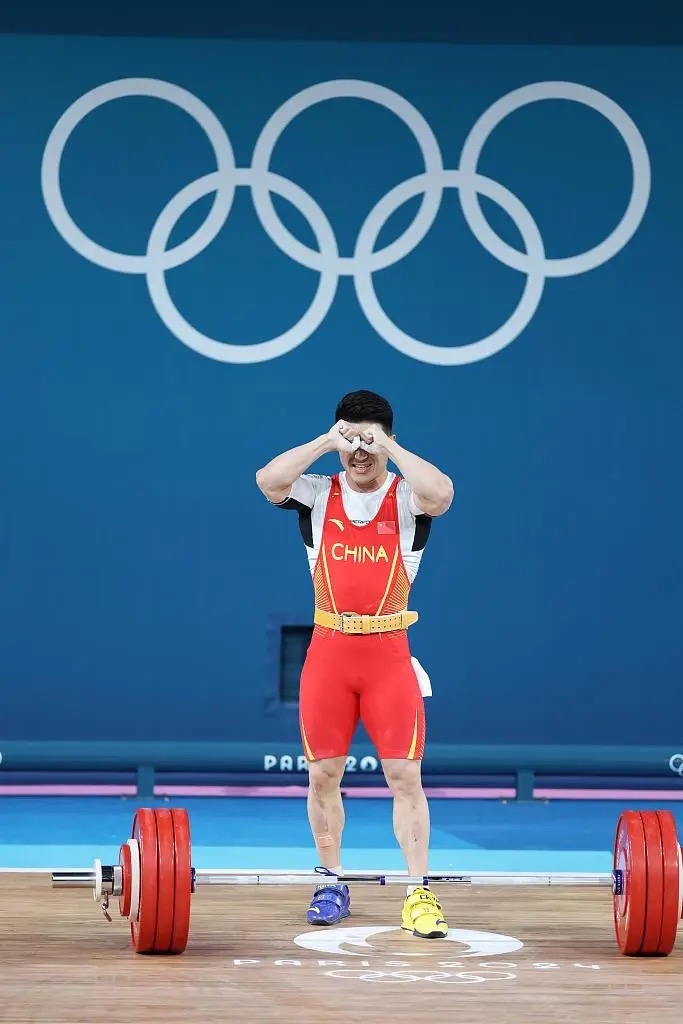 包含委内瑞拉运动员勇夺举重比赛冠军的词条