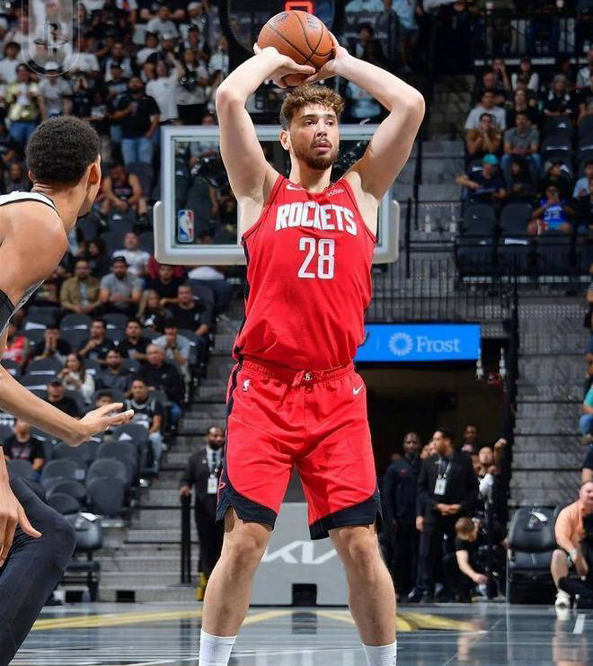 火箭客场力克马刺，取得七连胜