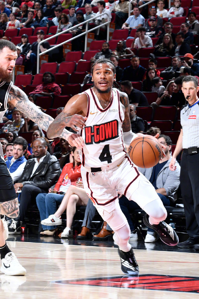 火箭客场力克马刺，取得七连胜