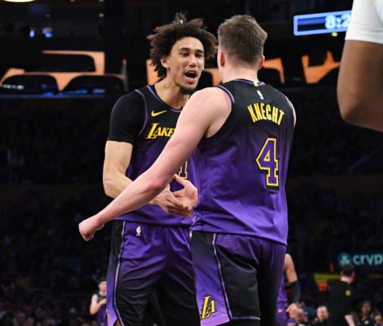 湖人鏖战马刺,杜兰特关键制胜 湖人鏖战马刺,杜兰特关键制胜